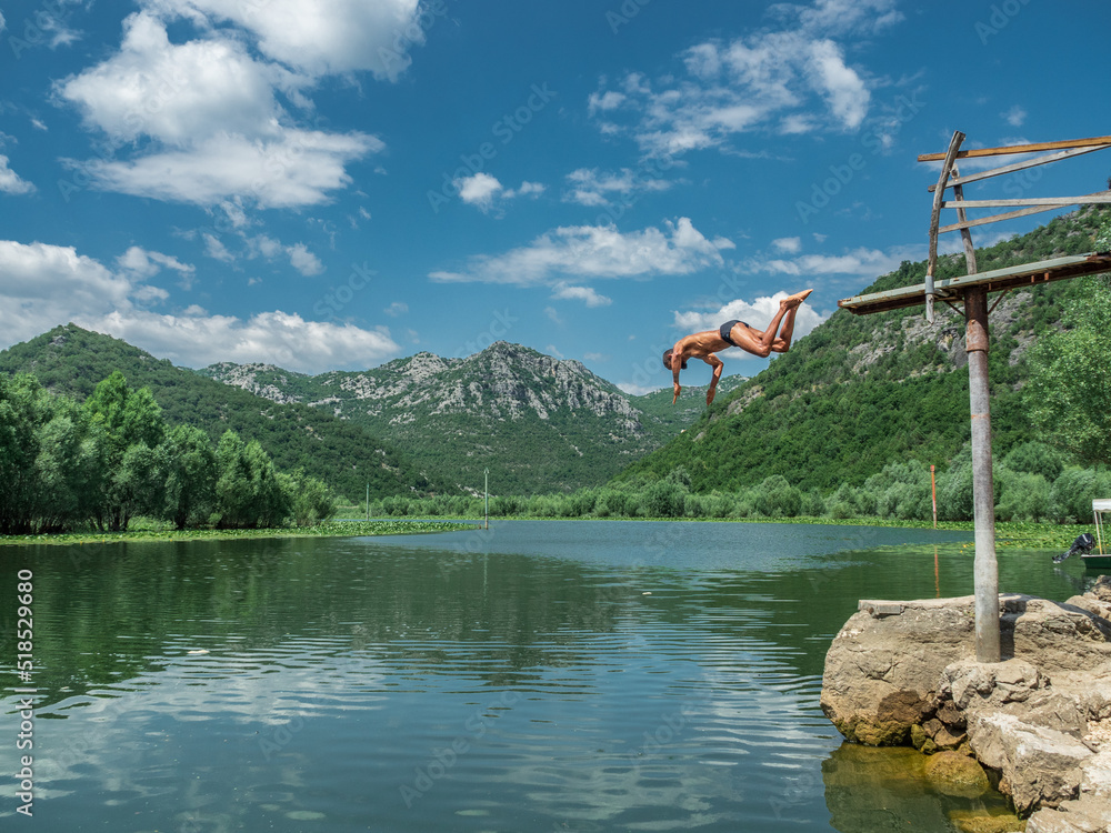 homem negro mergulhando em lago em Montenegro.