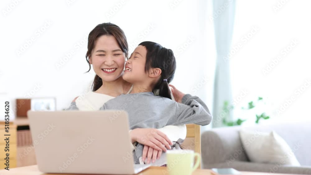 母親の膝の上に飛び乗る女の子 母親の膝の上に飛び乗る女の子