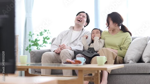 テレビを観る家族