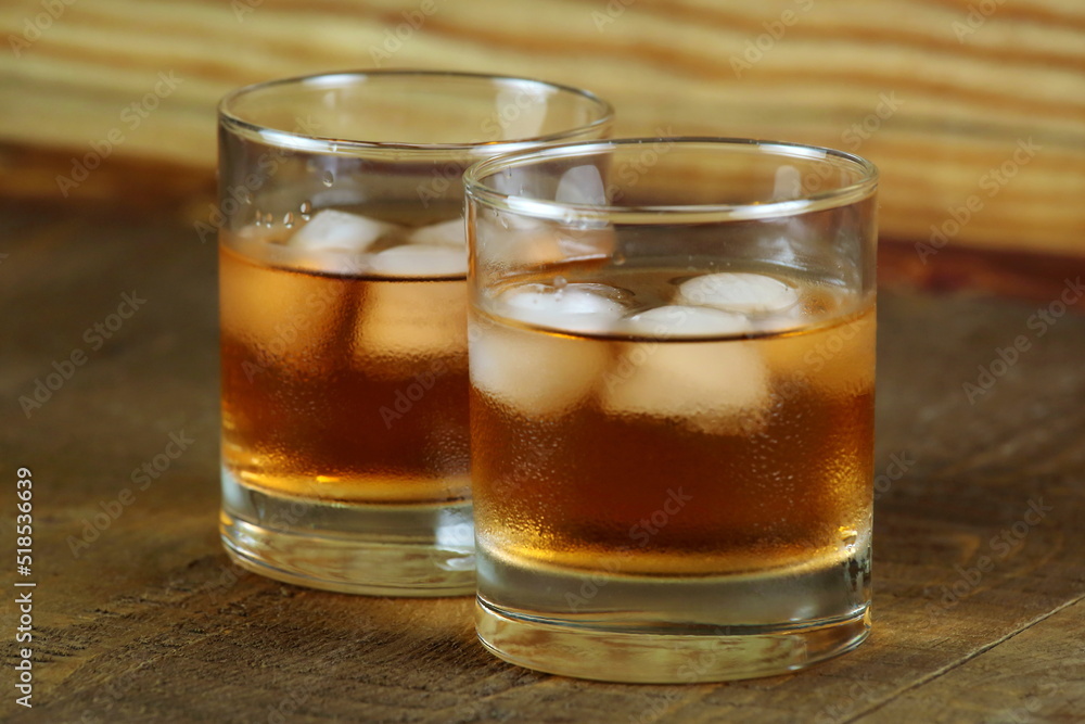 Bicchiere di wisky con ghiaccio Bicchiere di wisky con ghiaccio
