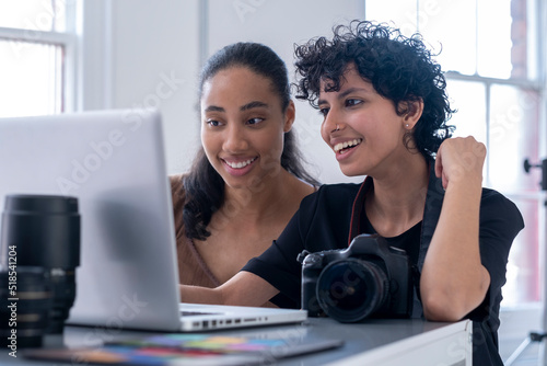 Foto Female photographers using laptop