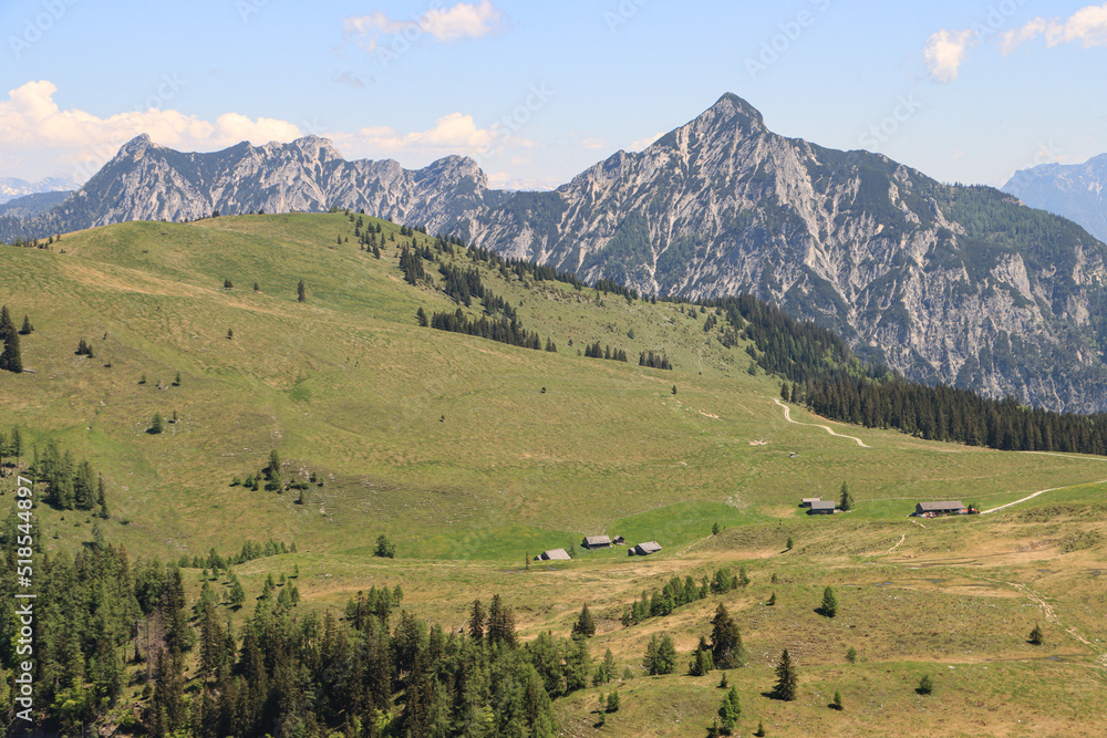 Wunderschöne Alpenlandschaft im Salzkammergut; Blick über die Postalm auf Rettenkogel, Bergwerkskogel und Rinnkogel (1823m)