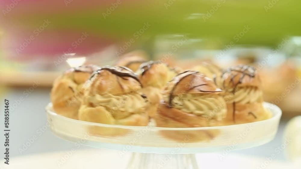 Profiteroles with coffee and caramel cream.
Profiteroles with coffee and caramel cream.