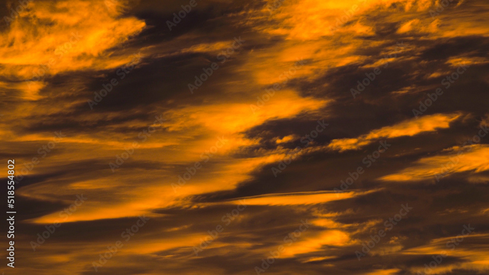 Ciel de feu, pendant le crépuscule, sous des nuages de haute altitude