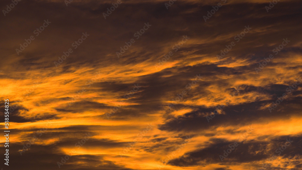 Ciel de feu, pendant le crépuscule, sous des nuages de haute altitude