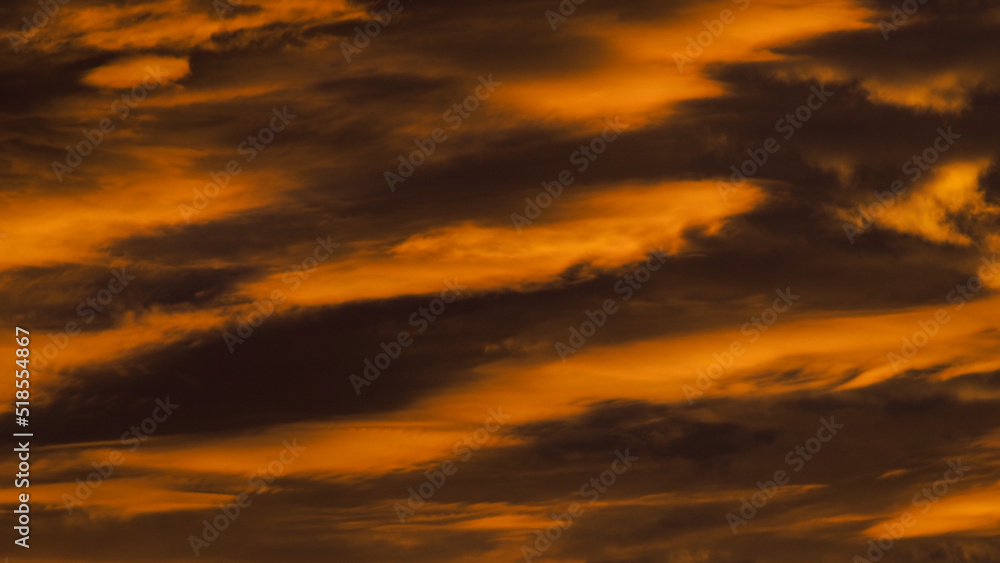 Obraz premium Ciel de feu, pendant le crépuscule, sous des nuages de haute altitude