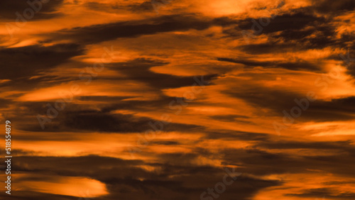 Ciel de feu, pendant le crépuscule, sous des nuages de haute altitude © Anthony
