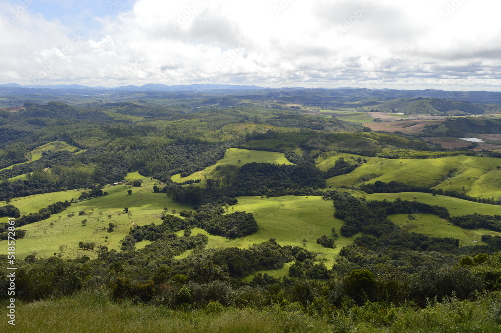 Campos verdes e nuvens brancas no céu Campos verdes e nuvens brancas no céu
