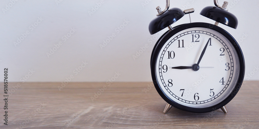 Foto de Analog alarm clock pointing at hours, minutes, seconds to