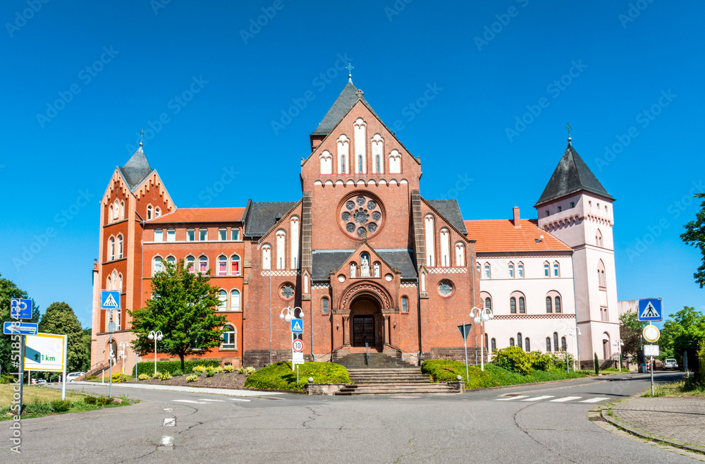 St. Wendel, Saarland, Deutschland –  Missionshaus mit Missionskirche Frontansicht mit Park im Sommer