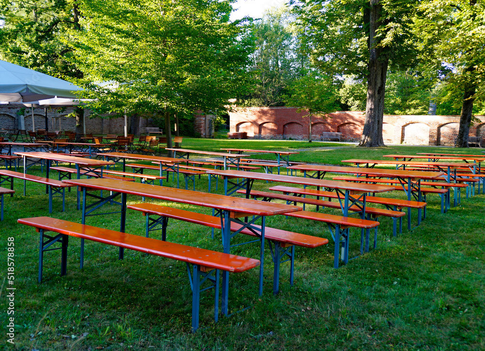 Obraz premium Beautiful German Biergarten or Beer Garden in the Bavarian village Irsee on a sunny day in July (Irsee, Bavaria, Germany)