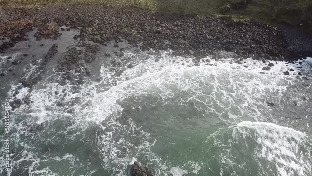 Giants Causeway (Fly forward pan down Drone shot 4K) Giants Causeway (Fly forward pan down Drone shot 4K)