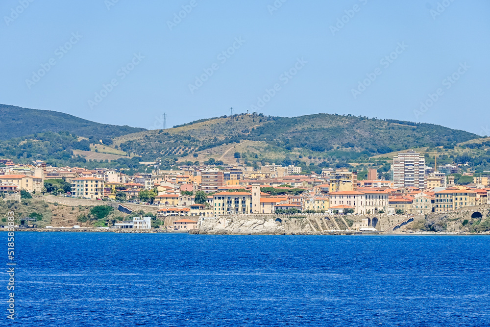 Piombino, Hafenstadt, Hafen, Altstadt, Hafen, Fähre, Fährhafen, Altstadthäuser, Toskana, Toskanischer Archipel, Meer, Sommer, Italien Piombino, Hafenstadt, Hafen, Altstadt, Hafen, Fähre, Fährhafen, Altstadthäuser, Toskana, Toskanischer Archipel, Meer, Sommer, Italien