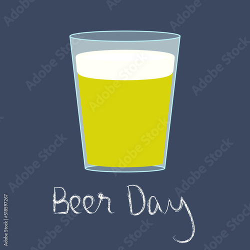 Vector. Día internacional de la cerveza, 5 de agosto. Ilustración vaso de cerveza con espuma sobre fondo azul oscuro y texto estilo tiza.
