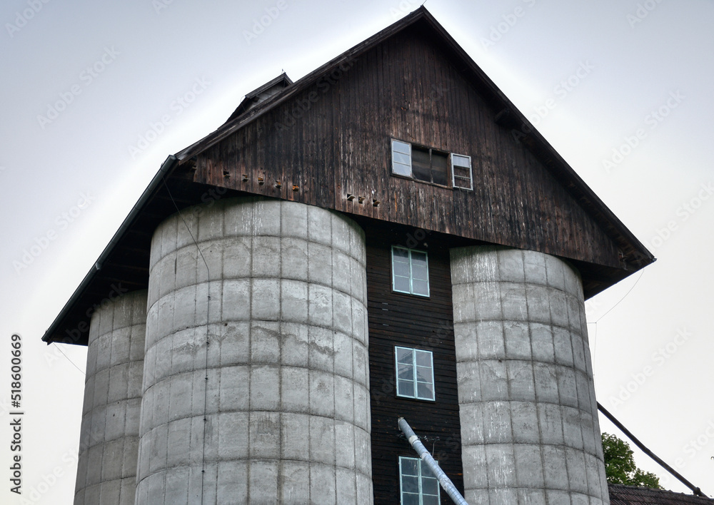 Kamptalbahn, Silo, Plank, Plank am Kamp, Lost Place, Gleis, Schienen, Schwellen, Betonschwellen, Gründerzeit, Haus, verlassen, Getreidesilo, Betonsilo, Garage, Wirtschaftstrakt, Bürotrakt, ausgedient, Kamptalbahn, Silo, Plank, Plank am Kamp, Lost Place, Gleis, Schienen, Schwellen, Betonschwellen, Gründerzeit, Haus, verlassen, Getreidesilo, Betonsilo, Garage, Wirtschaftstrakt, Bürotrakt, ausgedient,