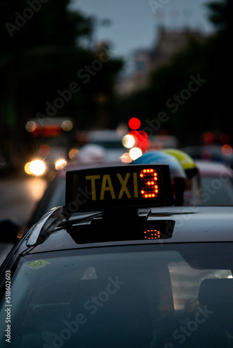 luz indicativa taxi 3 con luces desenfocadas bokeh en el fondo Barcelona
