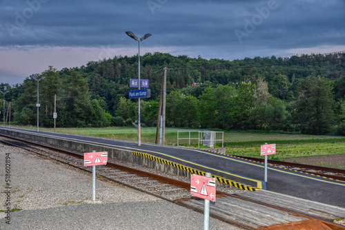 Kamptalbahn, Bahnhof, Plank, Plank am Kamp, Bahnhofsgebäude, Stockwerk, Schild, Stationsname, Bahnsteig, Gleis, Ausweiche, Nummer, Schienen, Schwellen, Betonschwellen, Beleuchtung, Lichtmast, Außenbel photo