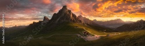 Foto Panoramic shot of Dolomite Mountains with road and land in front of it against a