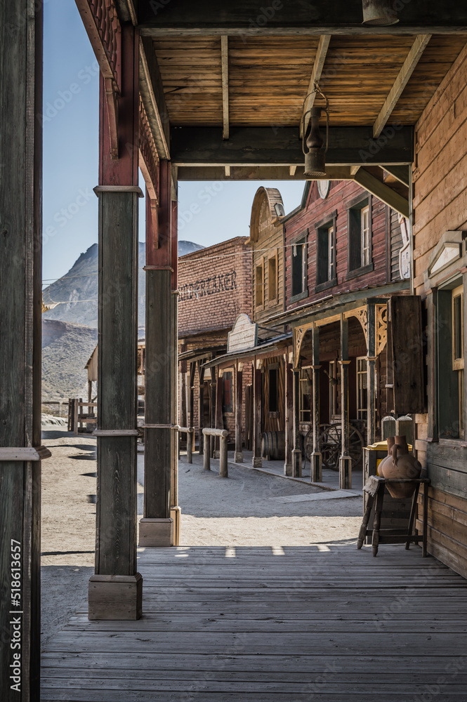 paisaje de un poblado del oeste americano.
decorado de cine western