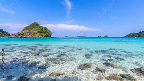 piękny widok na plażę wyspa Koh Chang Seascape w prowincji Trad wschodniej Tajlandii na tle niebieskiego nieba, krajobraz wyspy Morza Tajlandii