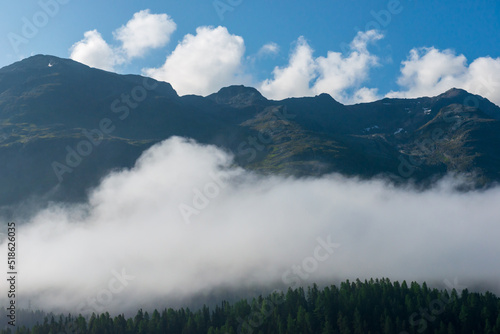 山の景色 森と雲と空