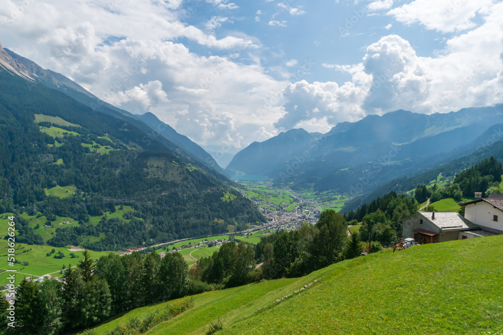 アルプス山脈と谷に広がる街並み　スイス