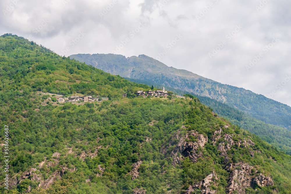 Fototapeta premium 山の上の村 ヨーロッパ スイス ヴァル・ポスキアーヴォ