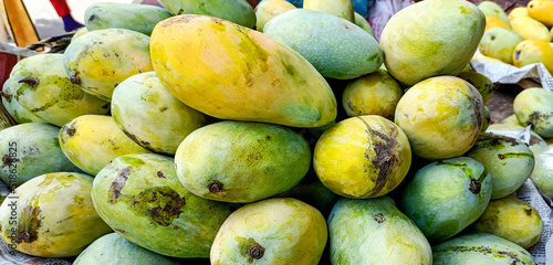 Φωτογραφία Closup view of green mango (Okrong Mango, Anacardiaceae, Mangifera indica Linn