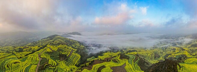 Handdoek met foto Rijstvelden Longji rijstterrassen onder de wolken  © 小 梁/Wirestock Creators