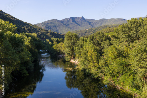 Vue estivale sur l'Orb et les Monts de l'Espinouse depuis le Hameau de Ceps à Roquebrun
