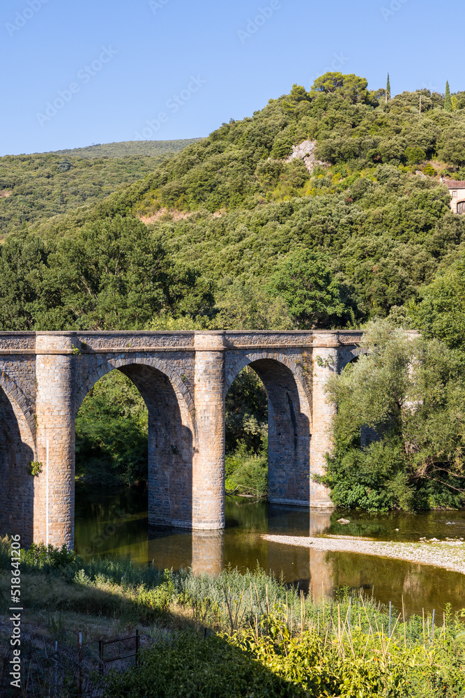 Pont de Ceps à Roquebrun, en arc à six arches datant du XIXe siècle et traversant la rivière de l'Orb