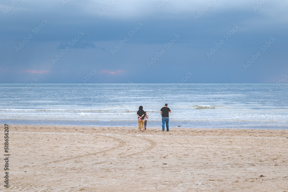 Personnes qui regardent la mer en belgique plage de middelkerke 