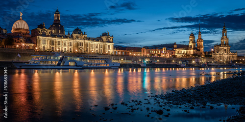 Fototapeta Naklejka Na Ścianę i Meble -  old town with elbe river in Dresden