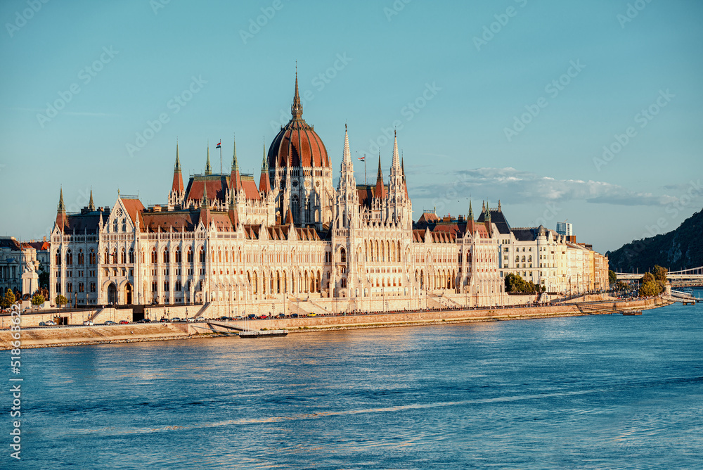 Obraz premium Hungarian parliament building and Danube river, Budapest, Hungary.