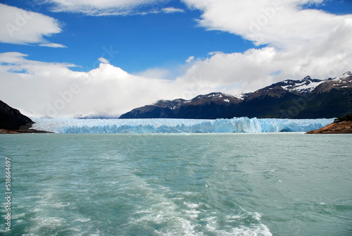 Navegando junto al Glaciar Perito Moreno, El Calafate, Patagonia Argentina. Glaciers in the water near snowy mountains