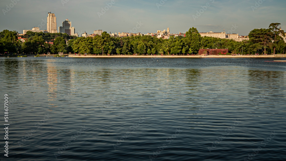 Obraz premium Landscape view of Madrid from park side