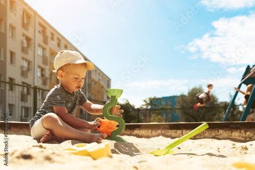 Obraz na plátně Child playing in sandbox