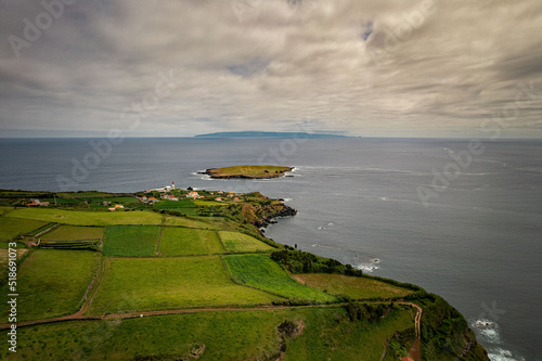 O ilhéu do Topo (38º 33' N, 27º 44' W) é um ilhéu com cerca de 20 ha (200 000 m²) de área, plano, sito a curta distância da costa da vila do Topo, no extremo sueste da ilha de São Jorge, Açores. photo