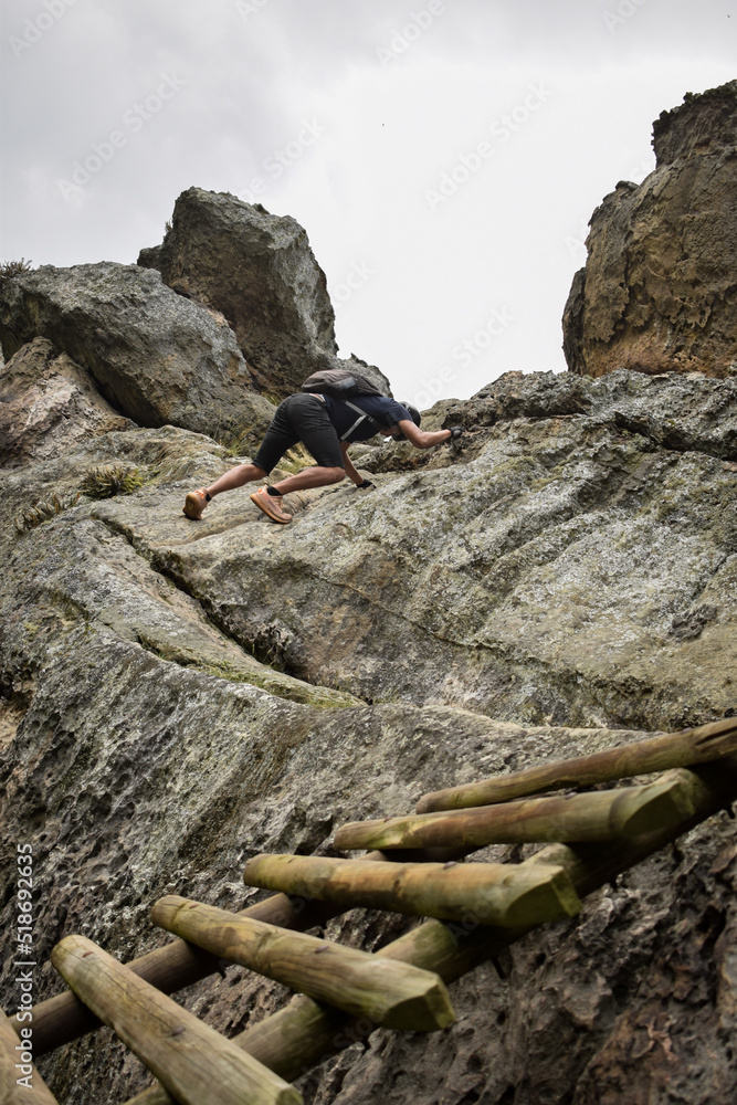 Joven escalando montañas rocosas - Piedras del Chivo Negro, Cundinamarca, Colombia Joven escalando montañas rocosas - Piedras del Chivo Negro, Cundinamarca, Colombia