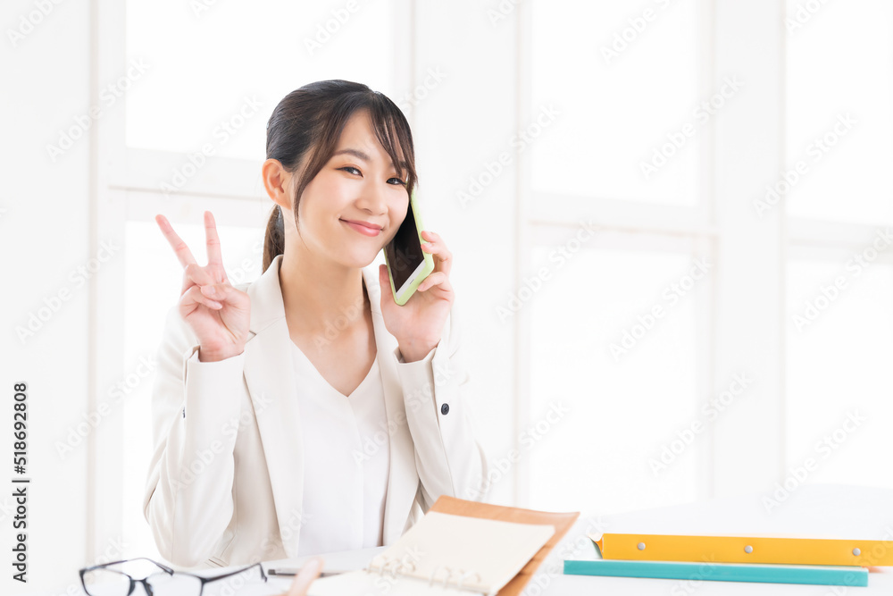 電話をする女性　ビジネス