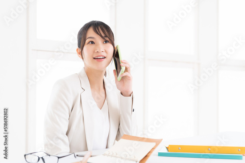 電話をする女性 ビジネス