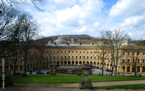Платно The famous 'Crescent' building in Buxton, Derbyshire, England