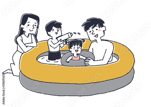 庭にビニールプールを出して遊ぶ家族　家で家族の時間を楽しむ人々