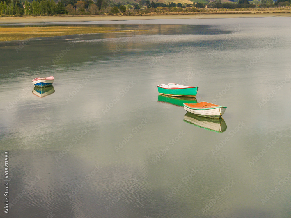 Obraz premium Scenic Kenepuru Sound images of water's edge and boats.