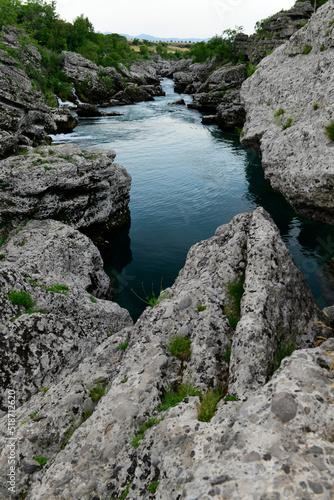 Flowing water in karst rocks on the outskirts of Podgorica (Montenegro) // Fließgewässer im Karstfels am Stadtrand von Podgorica (Montenegro) 