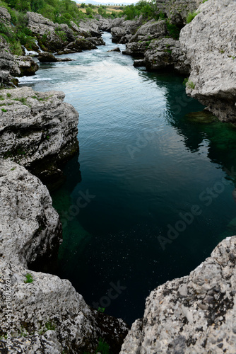Fließgewässer im Karstfels am Stadtrand von Podgorica (Montenegro) // Flowing water in karst rock on the outskirts of Podgorica (Montenegro)