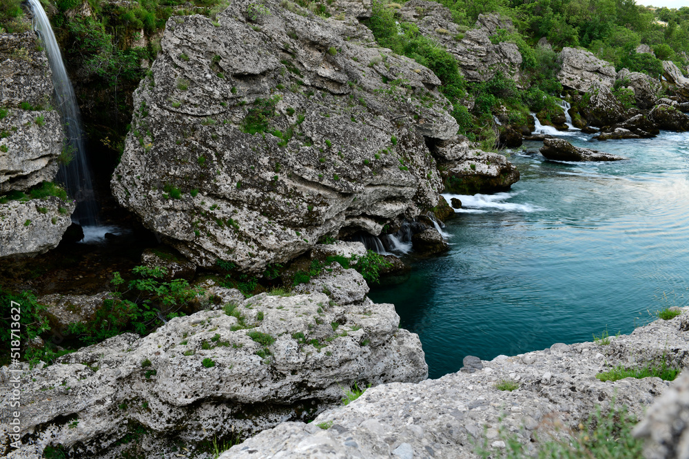 Flowing water in karst rocks on the outskirts of Podgorica (Montenegro) // Fließgewässer im Karstfels am Stadtrand von Podgorica (Montenegro) 
