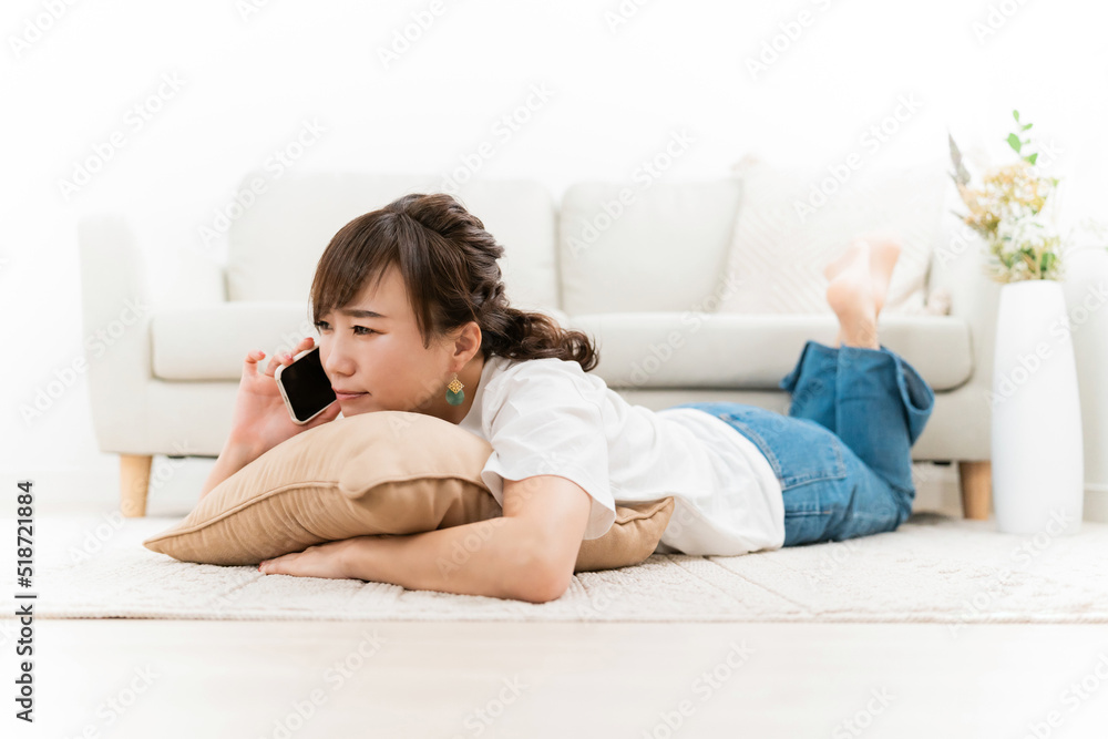 家で電話しながら困る日本人女性(悩む)
家で電話しながら困る日本人女性(悩む)