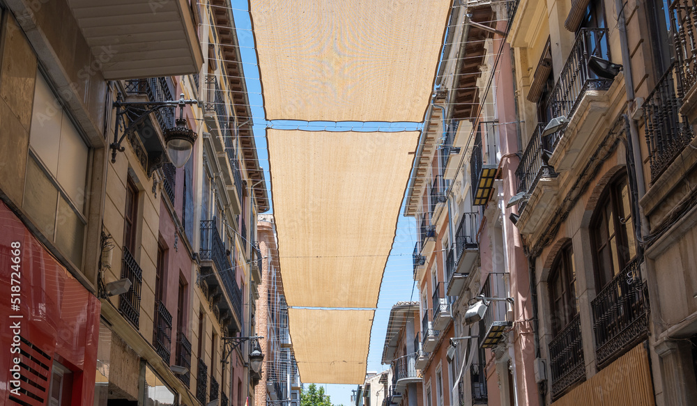 Toldos de tela entre edificios para proteger del sol durante los días calurosos de verano en la ciudad de Granada, España