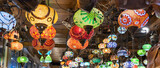 Tienda con lámparas de estilo árabe, mudéjar y nazarí en un bazar de la ciudad de Granada, España